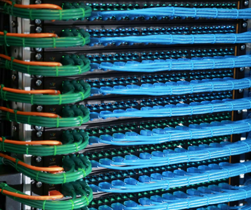 Устройства Symway Hybryd SE1603 в серверном шкафу. Кабель синего цвета — FXS, зеленого — FXO, оранжевого — Ethernet.