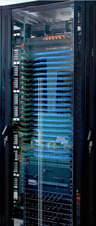 Общий вид на серверный шкаф с устройствами Symway® и вспомогательным оборудованием